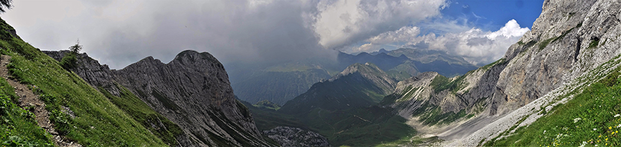 Vista panoramica dalla Bocchetta di Corna Piana verso il Passo Branchino